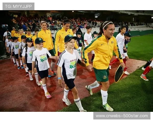 场边球童快速抛球，保持比赛流畅性获好评